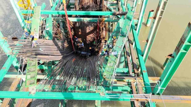 Đến thời điểm hiện tại, đối với phần cầu chính, kết cấu phần dưới đã đạt được nhiều kết quả tích cực. Trụ TC1 đã hoàn thành đổ bê tông cọc khoan nhồi D2000. Hai trụ TC2, TC3 cũng đã hoàn thành đổ bê tông thân trụ đến cao trình +5,0m. Trụ TC4 đã đổ bê tông thân trụ đến cao trình +6,4m.