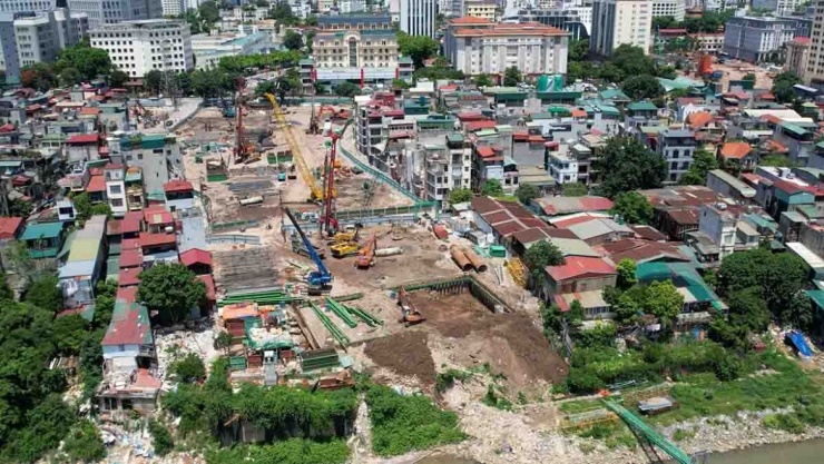 Thi công cầu dẫn, các nút giao và các công trình phía các phường Hồng Hà, Hai Bà Trưng và Cửa Nam. Việc thi công cọc khoan nhồi đã hoàn thành 16 trên tổng số 213 cọc theo thiết kế.