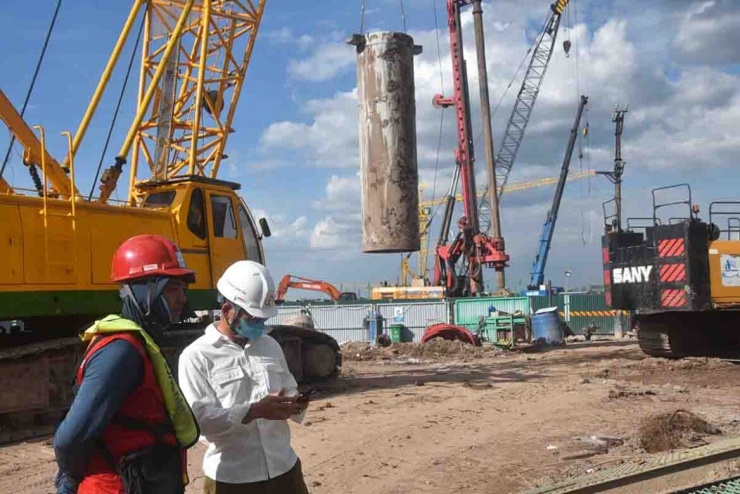Trên công trường chỉ huy nhà thầu và kỹ sư tư vấn giám sát luôn trao đổi công tác thi công.