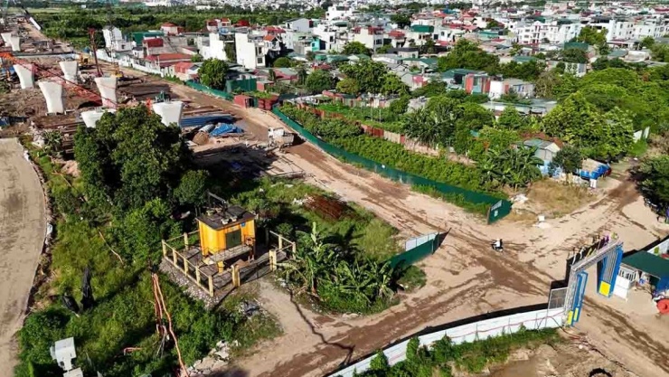 Công ty cổ phần Tập đoàn Đạt Phương, đơn vị được giao thi công phần cầu chính từ trụ TC5 đến trụ TC7 và 2 nhịp vòm. Thi công cầu dẫn, các nút giao và các công trình xây dựng phía phường Long Biên, Bồ Đề.