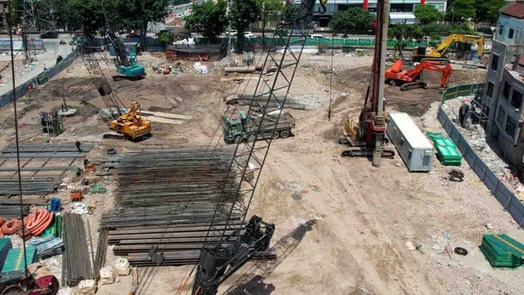Trên công trường triển khai thi công đồng bộ giữa các hạng mục cầu chính, cầu dẫn và nút giao.