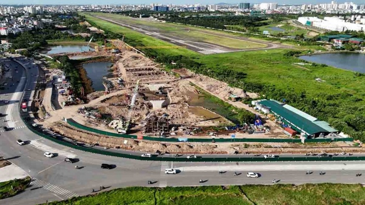 Nhà thầu đang triển khai thi công trụ đường dẫn sát khu sân bay Gia Lâm. Đến nay, công tác thi công bệ trụ đã hoàn thành 30/55 bệ. Công tác thi công thân trụ đã hoàn thành 26/55 thân trụ, ở cả phía trái và phía phải, cùng các trụ CLT3 và CLT2.
