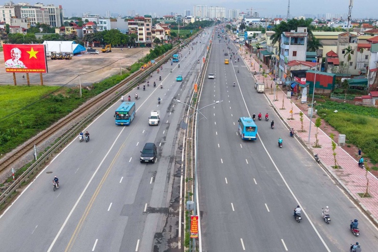 Dự án trục không gian quốc lộ 1A từ Vành đai 1 đến nút giao Cầu Giẽ có chiều dài khoảng 36,3km, đi qua 18 xã, phường của Hà Nội. Tuyến đường được quy hoạch với mặt cắt ngang 90m, gồm 16 làn xe, trong đó có 10 làn chính và 6 làn đường song hành, tốc độ thiết kế 80km/h. Thành phố đặt mục tiêu cơ bản hoàn thành công trình vào năm 2027. Ảnh: Thế Anh