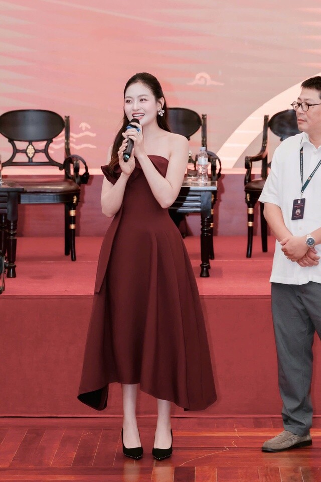 Diễn viên Thùy Anh khi trả lời truyền thông về sự nghiệp của mình.