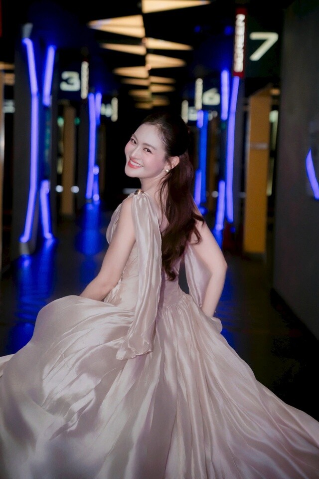 Thùy Anh rạng rỡ trong lễ trao giải điện ảnh ở Đà Nẵng.