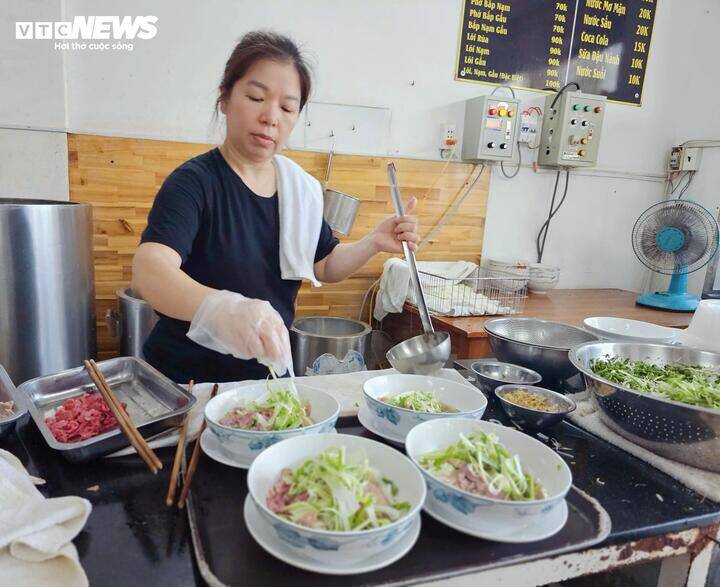 Người tiêu dùng kỳ vọng giá hàng quán sẽ giảm nhưng vẫn chưa thấy đâu.