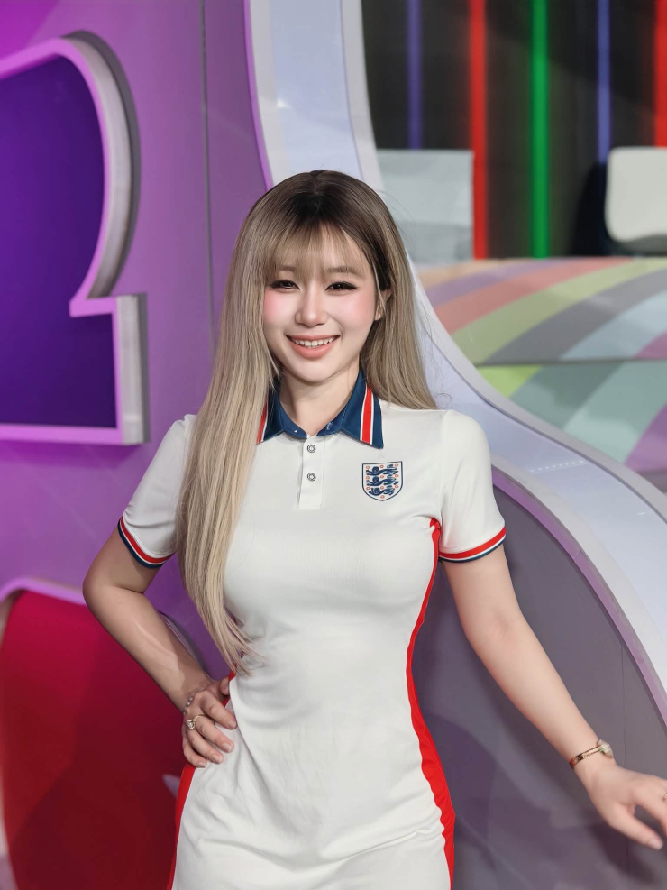 Mỹ nhân mặt xinh như "búp bê" đặt cược hết niềm tin cho đội tuyển Anh - 4