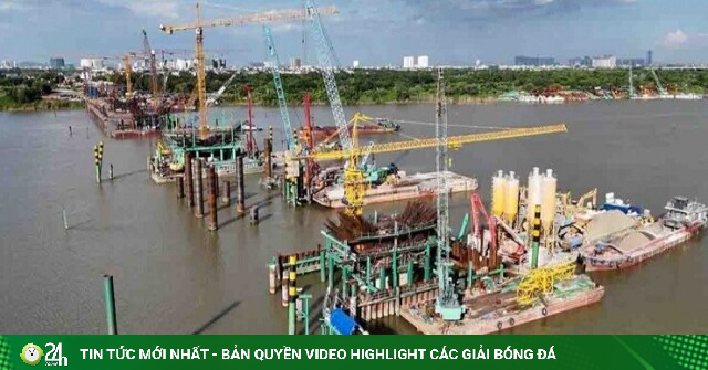 Toàn cảnh loạt trụ cầu Trần Hưng Đạo dần hiện hữu trên sông Hồng