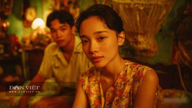 Đêm tân hôn, Mai lấy một phong bì được gấp gọn gàng từ túi áo khoác và đưa cho tôi bằng cả hai tay.