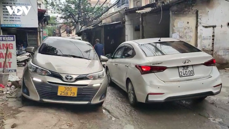 Tuy chật hẹp nhưng ô tô vẫn được phép lưu thông hai chiều, gây nên tình trạng ùn tắc, thậm chí “kẹt cứng” tại ngõ 381 Nguyễn Khang.