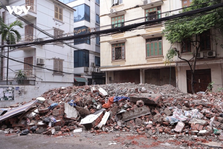 Sau khi giải tỏa, ngõ 381 Nguyễn Khang sẽ được mở rộng lên 21,5m – gấp hơn 4 lần chiều rộng hiện tại, giúp việc sinh hoạt và đi lại của người dân được thuận tiện hơn.