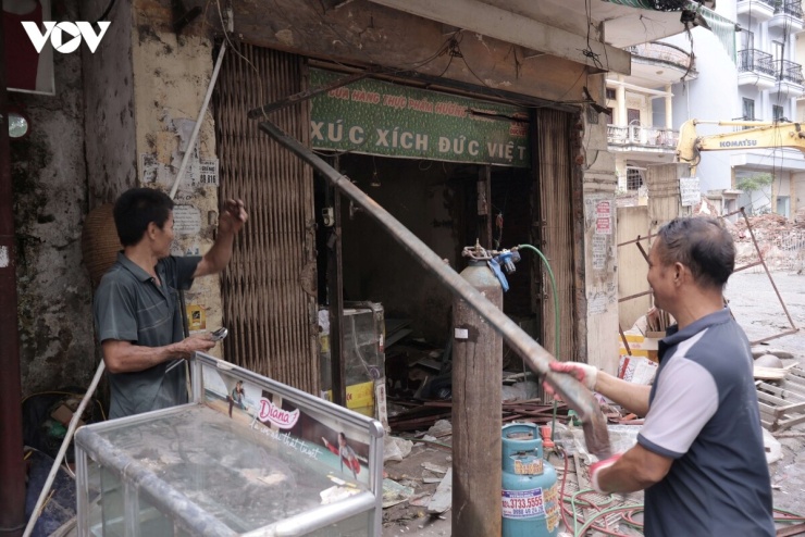 Nhiều hộ dân, hộ kinh doanh sinh sống và làm việc tại ngõ 381 Nguyễn Khang đã và đang trong quá trình di dời tài sản và bàn giao mặt bằng, góp phần đẩy nhanh tiến độ thực hiện dự án.