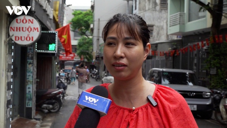 “Con đường này mưa cái là ngập lụt khiến người dân rất khổ và vất vả. Tôi được biết thông tin Nhà nước đang xây dựng và cải tạo con đường để người dân lưu thông và sinh hoạt, tôi cũng mong rằng đường mới sẽ khang trang, sạch đẹp để cuộc sống của chúng tôi được tốt hơn và việc đưa đón các cháu đi học cũng như chúng tôi đi làm cũng tiện lợi hơn”.