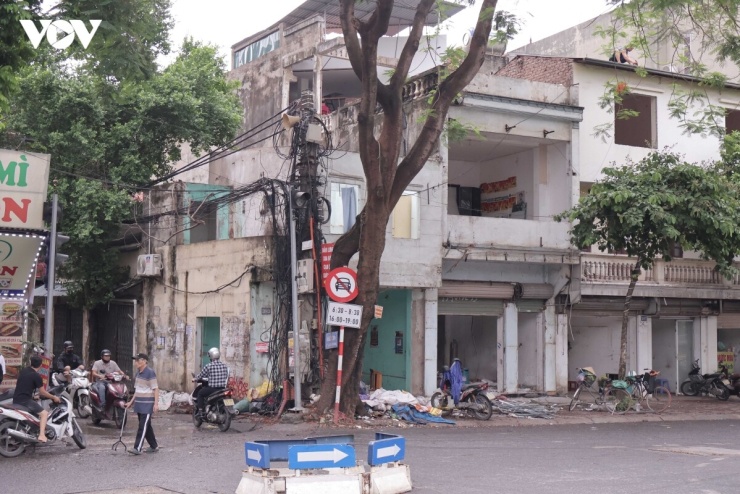 Dự án cải tạo, mở rộng ngõ 381 Nguyễn Khang (đoạn từ đường Thành Thái đến đường Nguyễn Khang) nằm trong nhóm dự án chuyển tiếp từ nghị quyết năm 2025 của HĐND TP Hà Nội, được kỳ vọng sẽ góp phần giảm áp lực giao thông cho khu vực phía Tây Hà Nội.