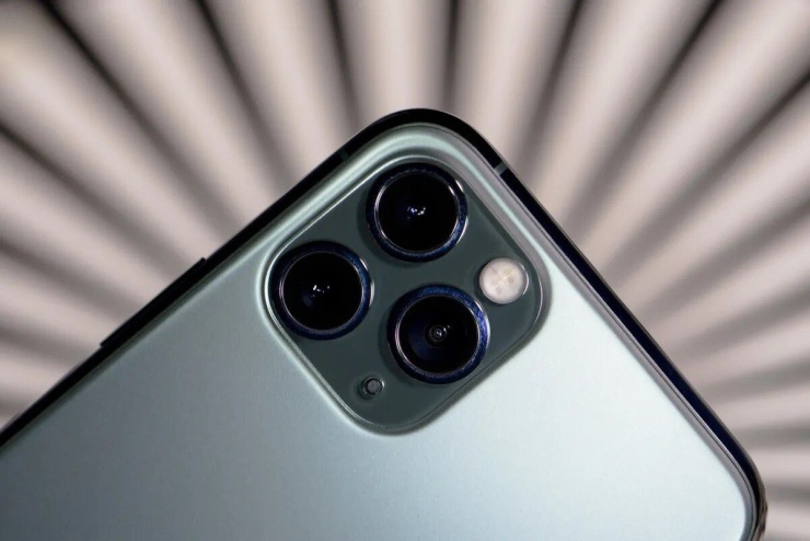 iPhone 11 Pro Max cũng là smartphone đầu tiên của Apple được trang bị tới ba camera cùng độ phân giải 12MP