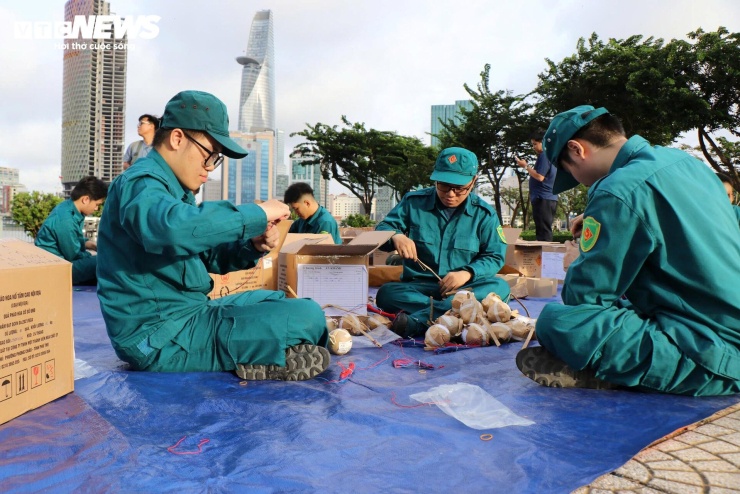 Trung tá Nguyễn Văn Dũng, Trưởng ban Quân khí, Phòng Hậu cần - Kỹ thuật, Bộ Tư lệnh TP.HCM cho biết, chương trình sử dụng tổng cộng 2.840 quả pháo hoa tầm cao, 360 quả pháo hoa tầm thấp, 1.200 giàn pháo tầm thấp cùng hơn 12.000 ống hỏa thuật các loại.