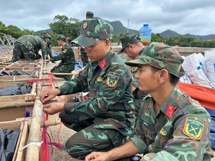 Theo đơn vị, những ngày qua, lực lượng làm nhiệm vụ đã hoàn thành việc tiếp nhận, bảo quản pháo hoa, lắp đặt trận địa. Đến nay, toàn bộ hạng mục như lắp ráp giàn bắn, đấu nối hệ thống điện, kiểm tra thông số kỹ thuật đã hoàn tất, sẵn sàng cho màn trình diễn diễn ra đúng kế hoạch.