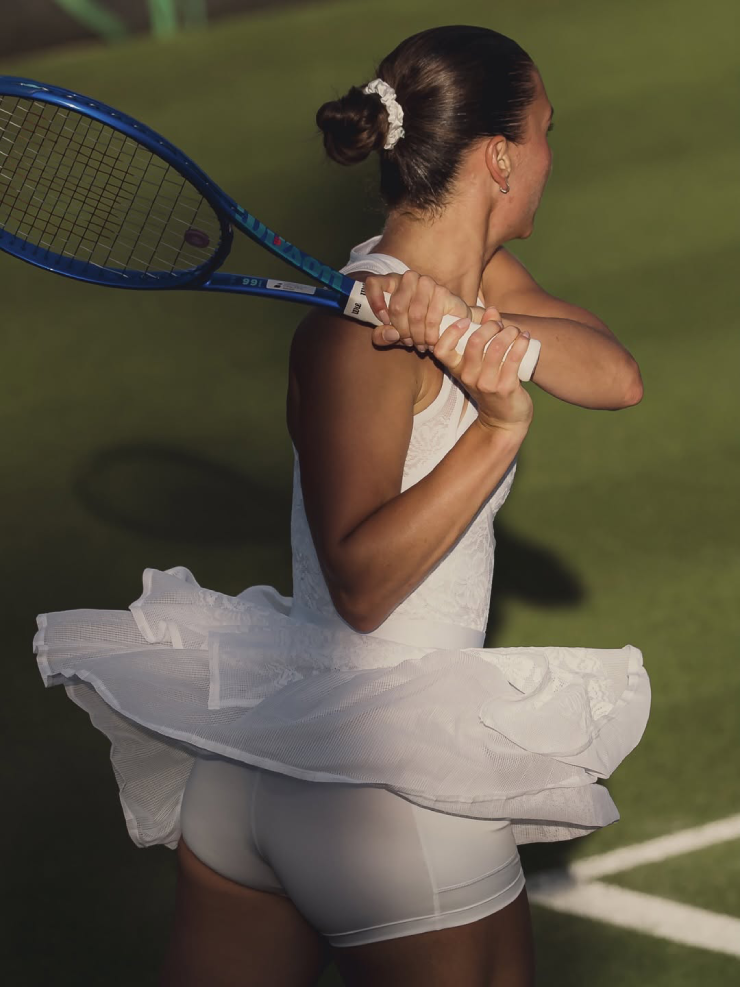 "Nữ hoàng đẹp nhất Wimbledon" chơi tennis như múa ballet trên sân cỏ - 3