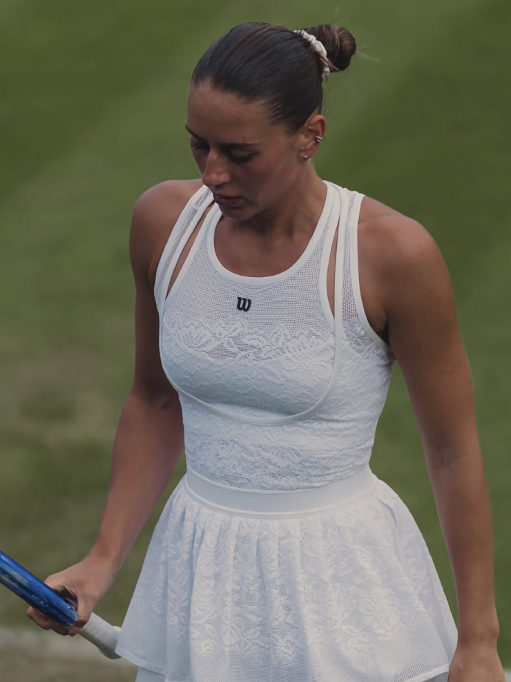 "Nữ hoàng đẹp nhất Wimbledon" chơi tennis như múa ballet trên sân cỏ - 4