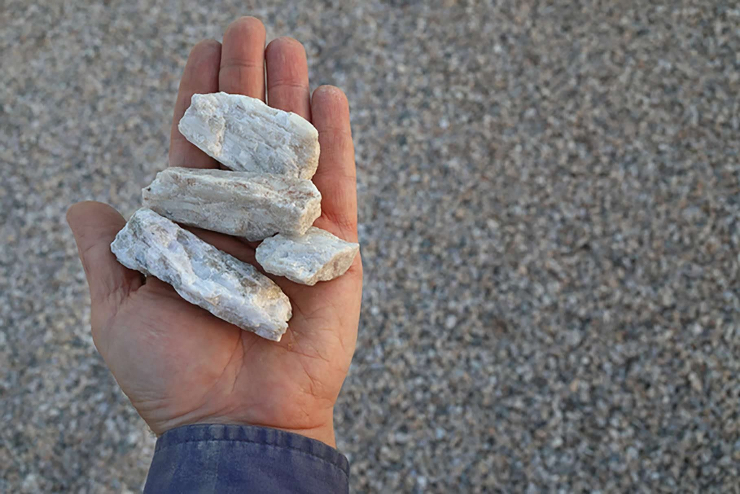Quặng pegmatit spodumene là nguồn quan trọng nhất để sản xuất lithium hydroxide, được sử dụng trong pin lithium-ion.
