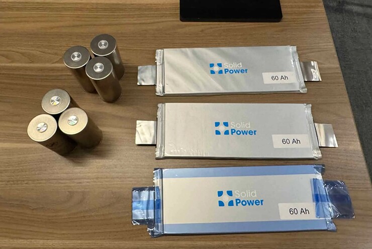 Túi pin thể rắn đặt cạnh pin lithium-ion thông thường.