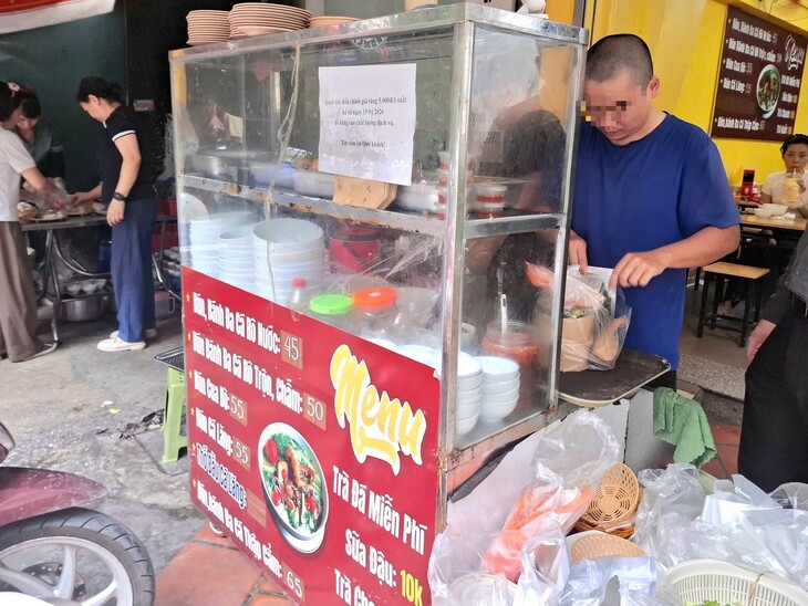 Nhân viên quán bún tại Duy Tân (Cầu Giấy, Hà Nội) lý giải nguyên nhân không giảm giá đồ ăn là do quán tăng giá từ tháng 1/2026 - trước thời điểm xăng tăng giá. Ảnh: Quỳnh Mai.