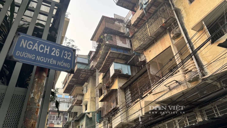 Tình trạng cơi nới, mở rộng diện tích diễn ra tràn lan trong toàn bộ khu chung cư. Ảnh: Anh Văn