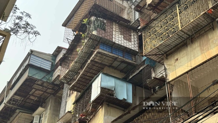 Tình trạng cơi nới, mở rộng diện tích diễn ra tràn lan trong toàn bộ khu chung cư. Ảnh: Anh Văn