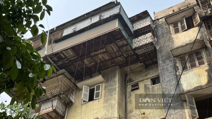 Tình trạng cơi nới, mở rộng diện tích diễn ra tràn lan trong toàn bộ khu chung cư. Ảnh: Anh Văn