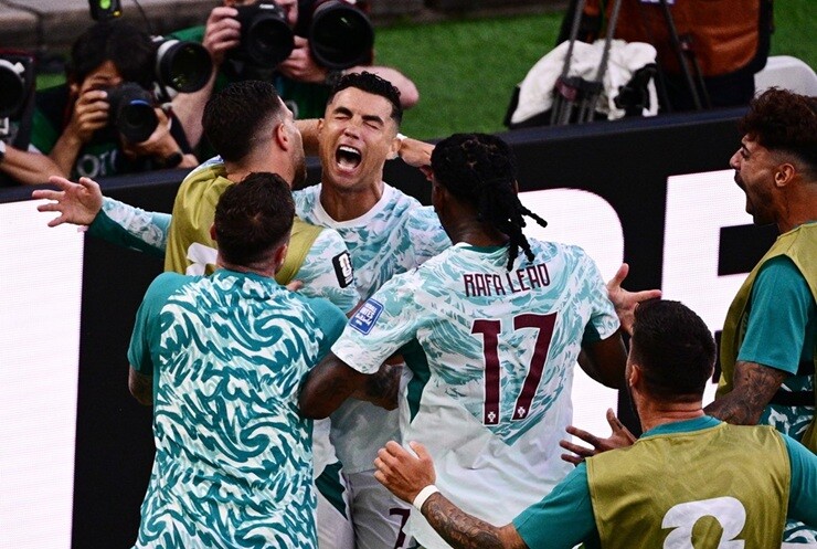 Ronaldo ăn mừng đầy cảm xúc sau khi ghi bàn gỡ hòa cho Bồ Đào Nha