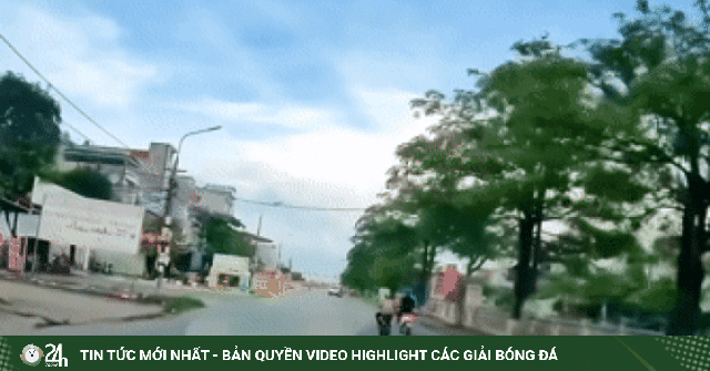 Người phụ nữ đi xe đạp điện tạt đầu xe khác, em bé ngồi sau ngã ngửa ra đường
