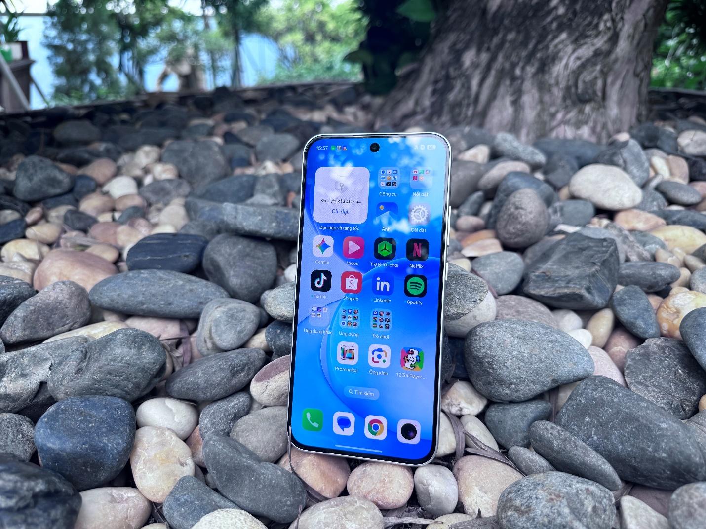 OPPO Reno16 Series sở hữu các phiên bản màu Trắng; Tím Nhạt; Tím Đen; và Đen