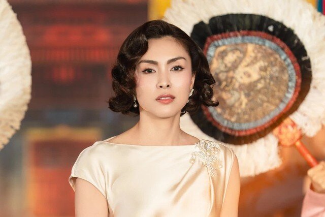 Ở tuổi 40 và là mẹ của ba con, Tăng Thanh Hà vẫn giữ được vòng eo gọn gàng, cánh tay săn chắc cùng thần thái rạng rỡ. Không ít khán giả nhận xét cô gần như không có nhiều thay đổi so với thời kỳ đỉnh cao sự nghiệp cách đây hơn một thập kỷ, có chăng thì là sự chín chắn và từng trải hơn.