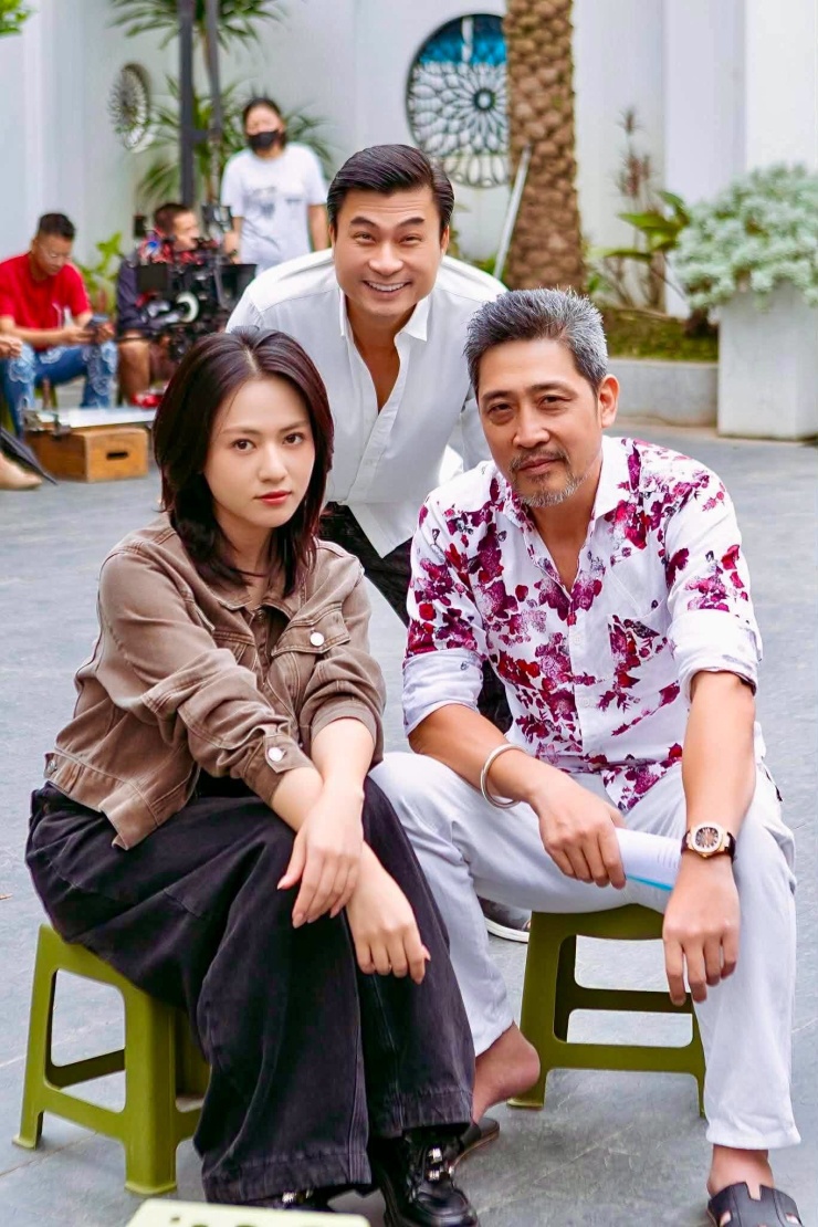 Việt Hoa cùng Duy Hưng và NSƯT Hồ Phong ở hậu trường 1 cảnh quay. 