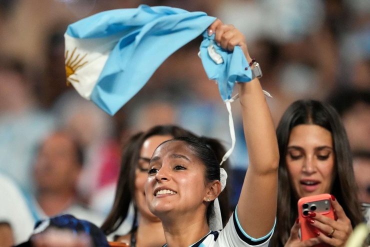 CĐV Argentina lo âu rồi vỡ oà khi Messi và đồng đội thắng nghẹt thở Cape Verde - 11