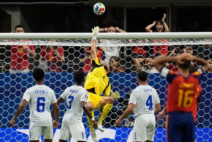 Thủ môn Vozinha của Cape Verde cản phá hơn 20 cú dứt điểm từ Tây Ban Nha trong vòng bảng World Cup ngày 15/6. Ảnh: AP