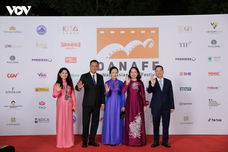 Phó Chủ tịch nước Võ Thị Ánh Xuân, TS Ngô Phương Lan cùng các đại biểu trên thảm đỏ Liên hoan phim châu Á Đà Nẵng.