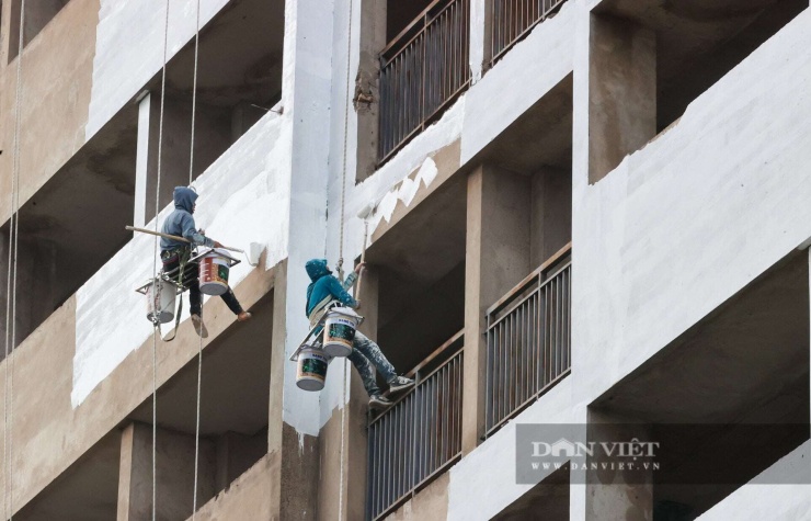 Hình ảnh các công nhân sơn sửa các toà nhà thuộc khu&nbsp;nhà học sinh, sinh viên tại Pháp Vân - Tứ Hiệp tháng 10/2025.
