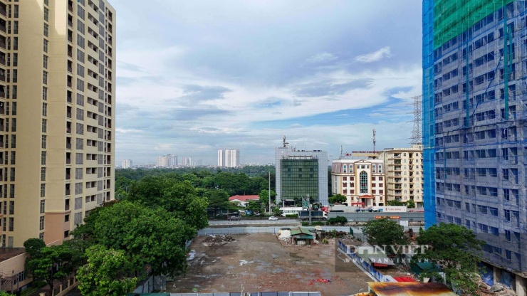 Khu nhà ở học sinh, sinh viên Pháp Vân - Tứ Hiệp nằm ngay cạnh cao tốc Pháp Vân - Cầu Giẽ, khu vực cửa ngõ giao thông sôi động của Hà Nội.