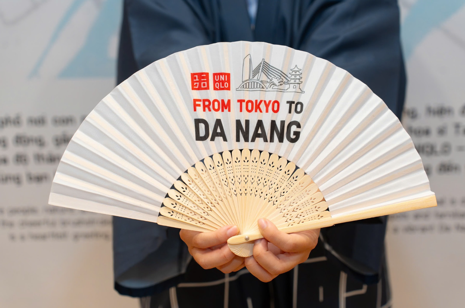 Trong 3 ngày đầu khai trương (3/7- 5/7), 100 khách hàng đầu tiên sẽ được tặng chiếc quạt cầm tay tiện lợi và bánh đậu đỏ thay lời cảm ơn.