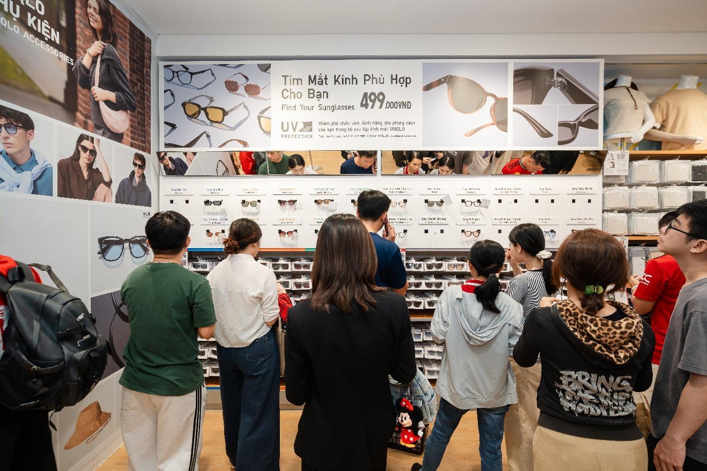 Dòng mắt kính UV Protection của UNIQLO cũng là sản phẩm được nhiều khách hàng ưa chuộng.