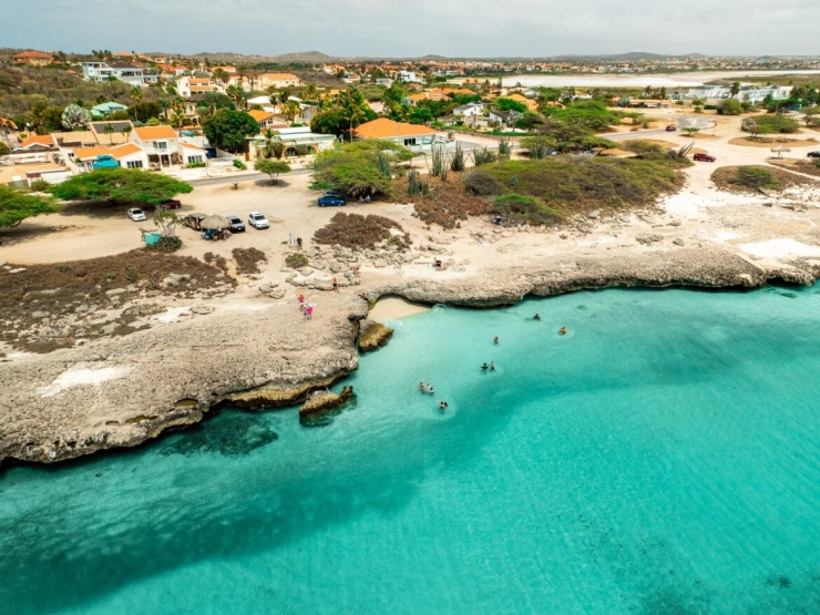 Khu dự trữ đảo Aruba (Aruba): Khu vực này chứa đựng 14 hệ sinh thái khác biệt, từ rừng khô, rừng ngập mặn đến các rạn san hô, làm nơi trú ngụ cho hơn 2.400 loài động thực vật, trong đó có 34 loài đặc hữu.