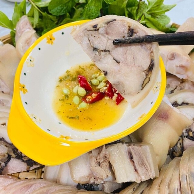 Khi thưởng thức, bạn sẽ cảm nhận được độ dai dai của phần da chân giò và độ mềm của thịt hòa quyện lại với nhau tạo nên hương vị cực đậm đà và chuẩn vị.