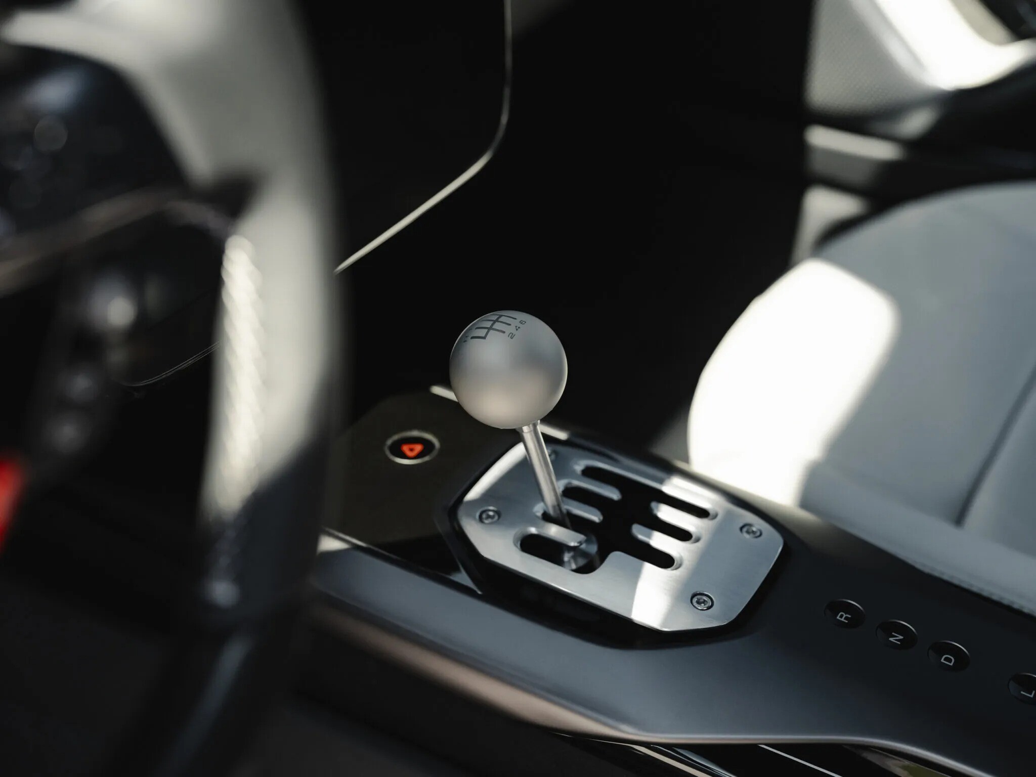 Ferrari 12Cilindri Manuale, do bản chất cốt lõi vẫn là hộp số tự động, khối động cơ V12.