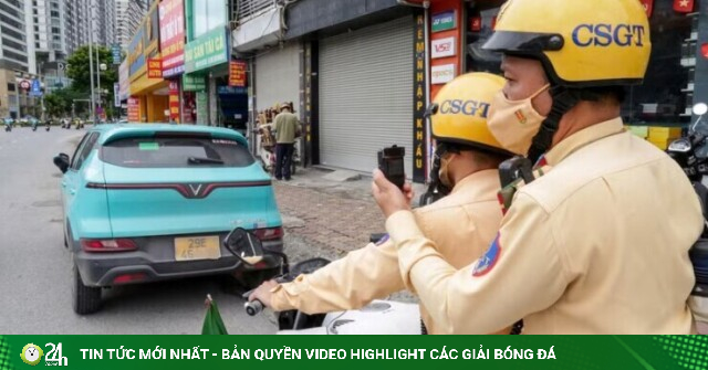 Cảnh sát giao thông dùng "thiết bị chuyên dụng" phát hiện hàng loạt xe dừng đỗ sai quy định
