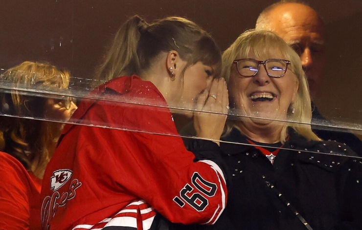 Taylor Swift trò chuyện với mẹ Travis trên khán đài trận đấu ở Kansas City, Missouri tháng 10/2023. Ảnh: AFP