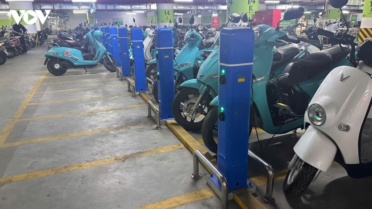 Theo Thông tư 31, khu vực để xe ô tô, khu vực để xe mô tô điện, xe máy điện và xe đạp điện phải được phân vùng riêng, tốt nhất nên tách biệt hoàn toàn khu vực để xe điện với xe sử dụng nhiên liệu xăng, dầu nhằm hạn chế nguy cơ cháy lan.
