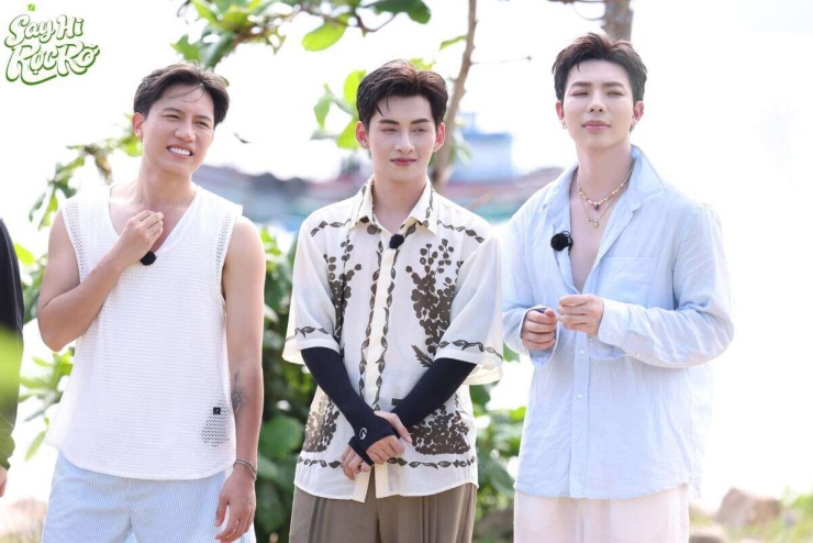 Hình ảnh Anh Tú Voi (ngoài cùng, bên trái) "già đi trông thấy" chỉ sau nửa ngày ở Cù Lao Xanh. 