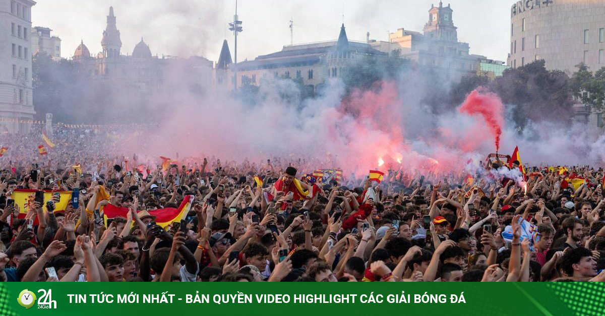 "Trai xinh gái đẹp" Tây Ban Nha vỡ òa sau chiến thắng lịch sử, "biển đỏ" phủ kín các quảng trường