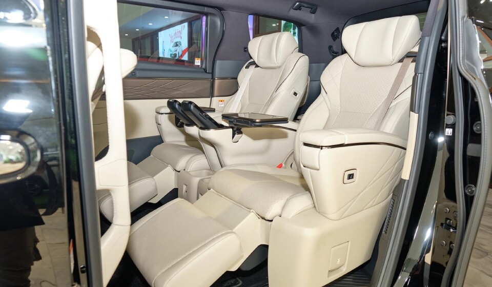 Vì sao Toyota Alphard Hybrid vẫn được giới doanh nhân săn đón? - 2